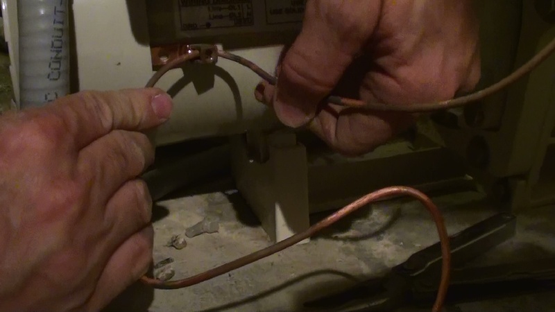 Make sure the ground bonding wire is securely fastened to the pump’s bonding lug.