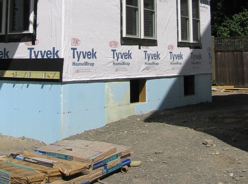 Exterior XPS basement insulation is correctly installed to completely cover the foundation wall.