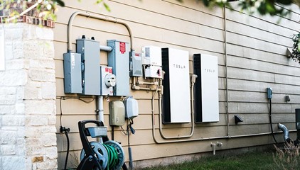 A battery storage system can provide reliable back-up power during a grid power outage