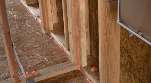Bottom plate-subfloor joints, corners, and wiring holes are all sealed with foam to improve the airtightness of the homes.