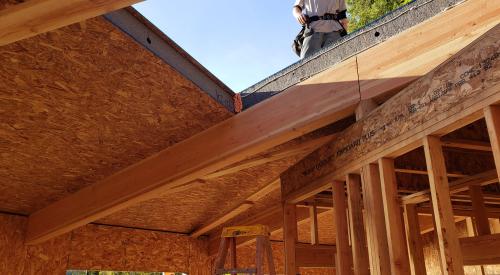 Right – Graphite enhanced EPS fills these SIP panels, providing additional insulation value. 