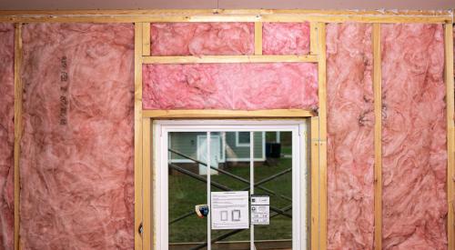 Right – Unfaced batt insulation completely fills the wall cavities.