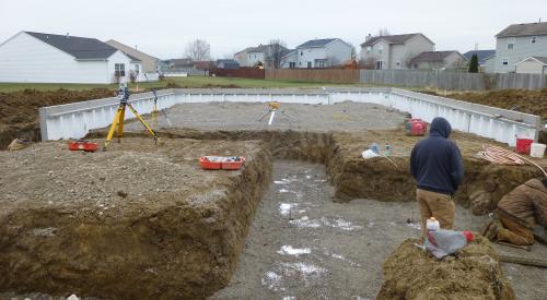 Right – The foundation wall consists of prefab concrete wall panels with integrated insulation.