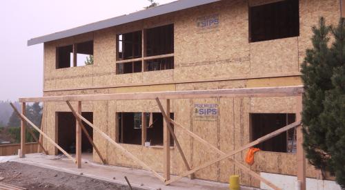 Right – SIP panels assemble quickly on site to provide sturdy walls and a roof that needs few interior supports so there is great flexibility in the layout of interior spaces. 