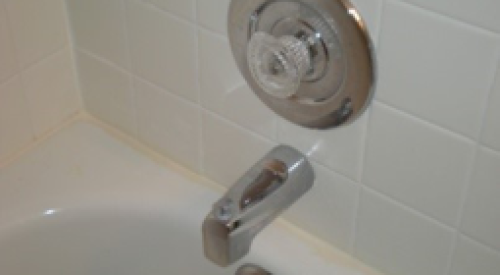 Plumbing leaks can occur in bathtub faucets.