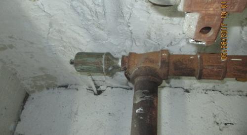 Do not install a main vent on top of a drip leg where water spitting is likely to occur, which can damage the vent