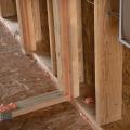 Bottom plate-subfloor joints, corners, and wiring holes are all sealed with foam to improve the airtightness of the homes.