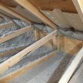 Right - Baffles above the raised heel trusses and wind dams behind the trusses will keep wind from blowing the cellulose insulation away from the eaves.  
