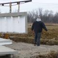 Right – Prepoured foundation panels with integrated insulation and vapor barrier are installed in place.