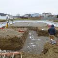 Right – The foundation wall consists of prefab concrete wall panels with integrated insulation.
