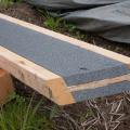 Right – An insulated spline reduces heat transfer at the SIP panel joints. 