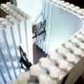 Special molded corners provide continuous insulation layer at the corners to improve structural strength and minimize thermal bridging