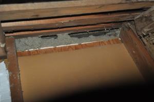 This kneewall has no top plate and the resulting gap provides a wide-open pathway for air and vapor to travel between the living space and the attic