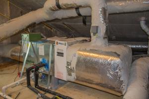 The air handler of the air-to-water heat pump is equipped with a very high efficiency air filter and a damper-controlled fresh air intake.