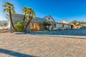 Alliance Green Builders built this custom for buyer home in the hot-dry climate in Ramona, CA, and certified it to DOE Zero Energy Ready Home specifications in 2017. 