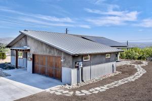 Leading Force Contracting Services and Vista Homes built this custom spec home in the cold climate in Selah, WA, and certified it to DOE Zero Energy Ready Home specifications in 2018. 