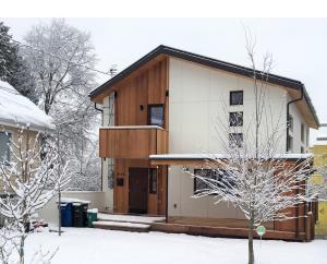 TC Legend Homes built this custom for buyer home in the marine climate in Seattle, WA, and certified it to DOE Zero Energy Ready Home specifications in 2018. 