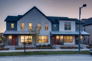 Thrive Home Builder built this affordable home in the cold climate in Denver, CO, and certified it to DOE Zero Energy Ready Home specifications in 2018. 