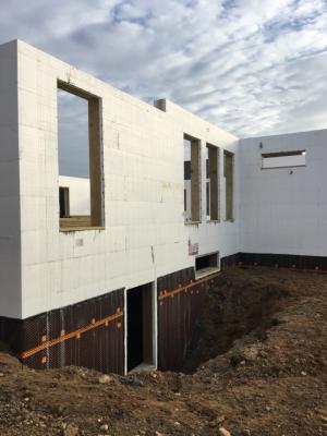 Right – A dimpled-plastic rain mat was attached to the exterior below-ground walls to help minimize frost damage in cold climates.