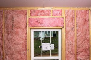 Right – Unfaced batt insulation completely fills the wall cavities.