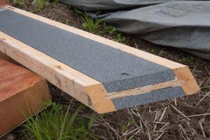 Right – An insulated spline reduces heat transfer at the SIP panel joints. 