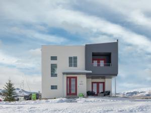 Garbett Construction built this production home in the cold climate in Park City, UT, and certified it to DOE Zero Energy Ready Home specifications in 2020. 