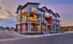 Thrive Home Builders built this multi-family home in the cold climate in Wheat Ridge, CO, and certified it to DOE Zero Energy Ready Home specifications in 2020. 