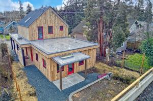 A permeable ground surface of crushed stone and vegetation helps control runoff on this small lot in the often rainy Pacific Northwest. 