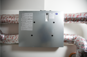 Right - An energy recovery ventilation (ERV) brings fresh air into the home while exhausting stale air. Both ducts pass through a heat exchanger where heat from the warmer duct is transferred to the cooler duct.