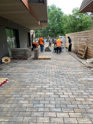 Right – Pavers provide a pervious ground surface allowing storm runoff to drain through to a gravel filtration and stormwater retention area below. 