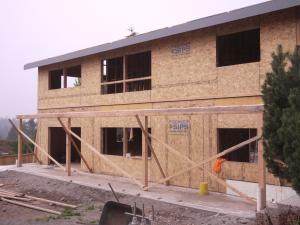Right – SIP panels assemble quickly on site to provide sturdy walls and a roof that needs few interior supports so there is great flexibility in the layout of interior spaces. 