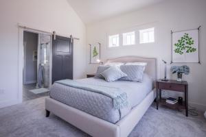 For better temperature distribution and air quality, every bedroom and all of the common spaces in this home have ducted returns to the central heat pump and all bathroom exhaust fans are controlled by a condensation sensor and timer switch. 
