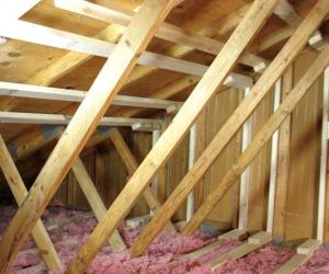 Right – An existing gable wall is reinforced with horizontal braces that butt up to the gable end wall and connect back to multiple trusses; retrofit studs make full contact with the wall and the compression blocks and are connected to the horizontal brac