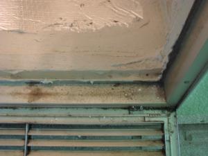 Right: The plenum liner is well sealed to the filter-backed grille