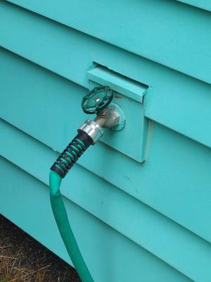 This hose bib has head flashing.