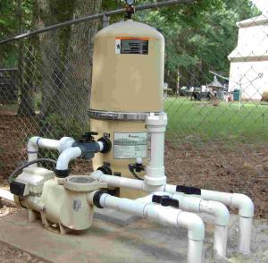 Variable-speed pump with low head loss filter and piping layout