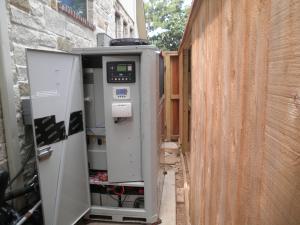This Houston home’s unique tri-generation system combines cooling, heating, dehumidifying, hot water, and power production and storage. 