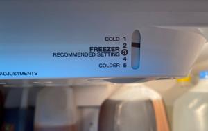 Cooling setting adjustments on a refrigerator allow the unit to be tuned to meet the target temperature for energy efficiency