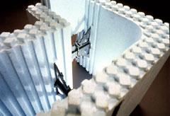 Special molded corners provide continuous insulation layer at the corners to improve structural strength and minimize thermal bridging