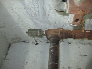 Do not install a main vent on top of a drip leg where water spitting is likely to occur, which can damage the vent